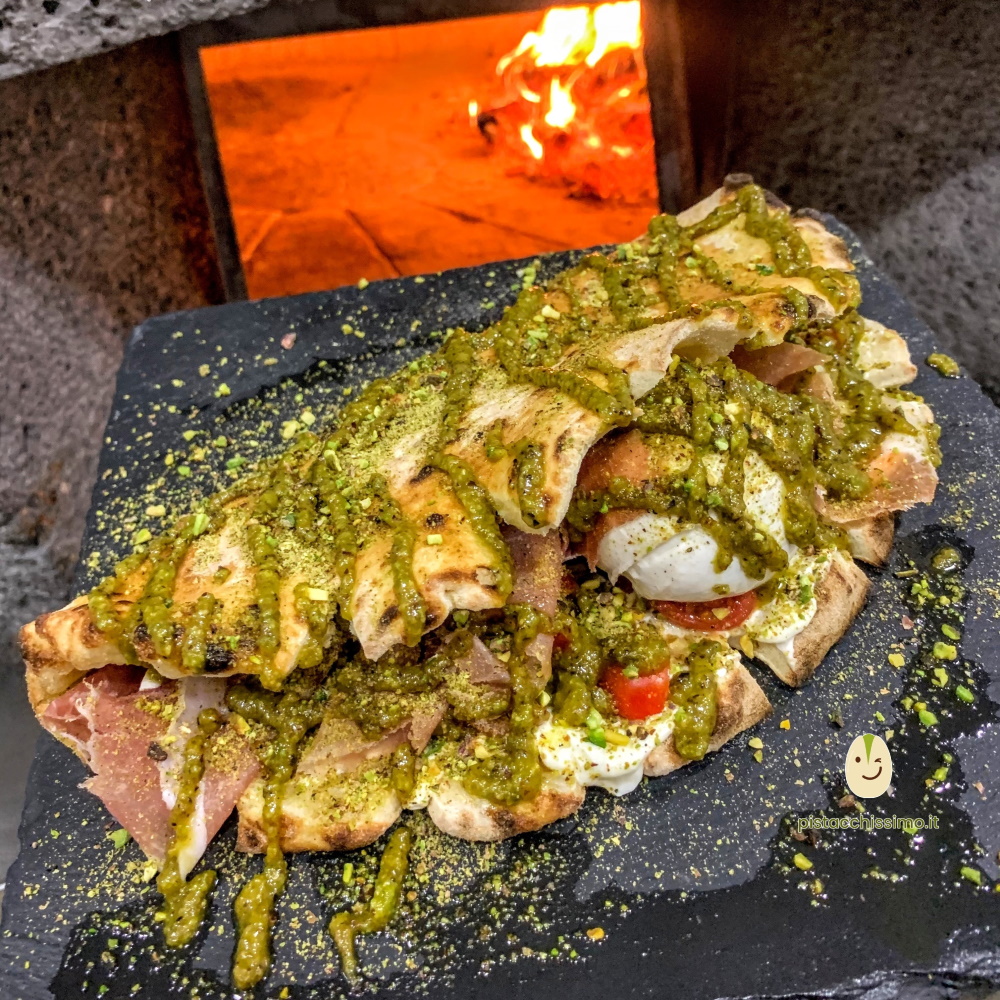 pizza pistacchio semiaperto pistacchissimo calzone pizzeria milu aci bonaccorsi catania