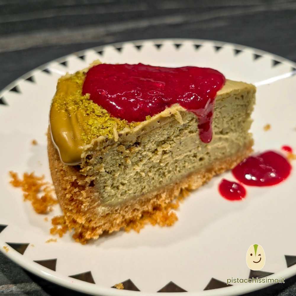 cheesecake pistacchio pistacchissimo cotta forno fetta topping frutti rossi