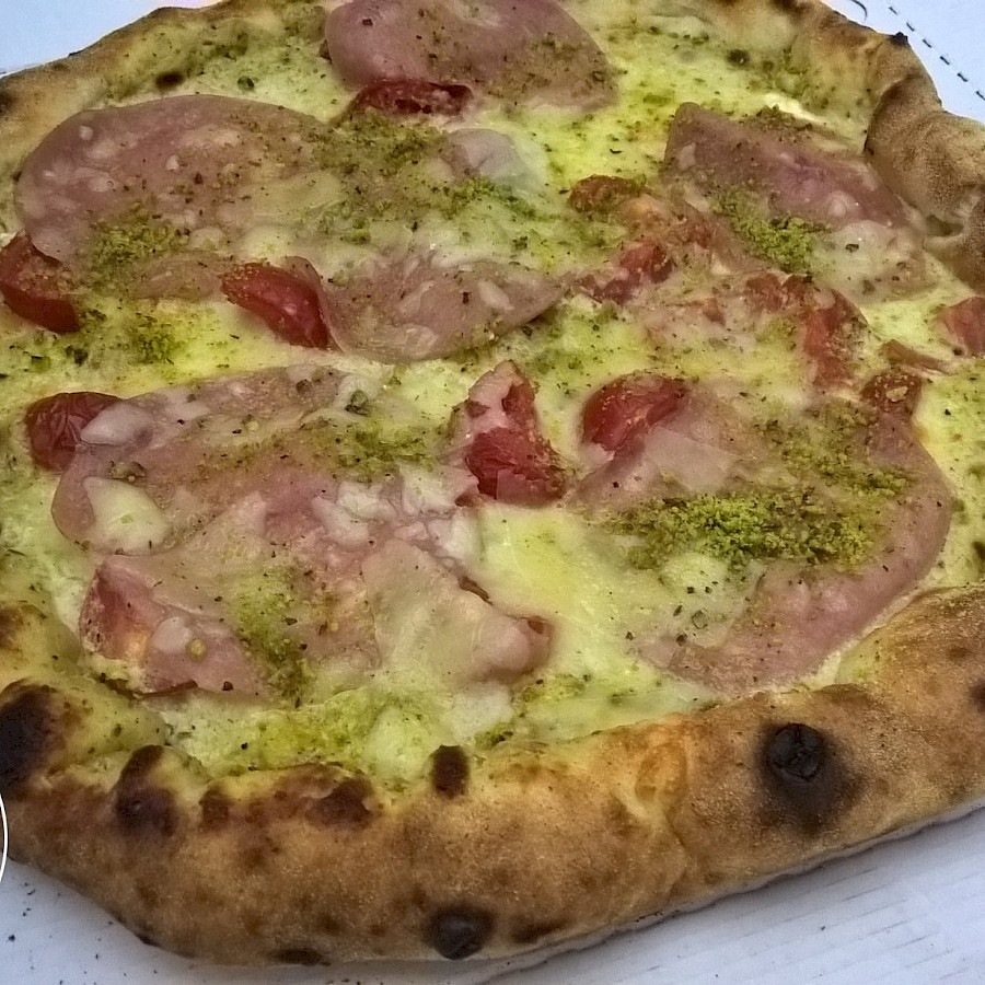 Pizza al pistacchio con bordo ripieno - Pizza Inn.
