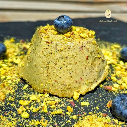 Ricetta Semifreddo al Pistacchio con Cuore ai Frutti Rossi
