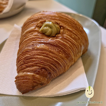cornetto croissant pistacchio cesare gialdi catania 350x is